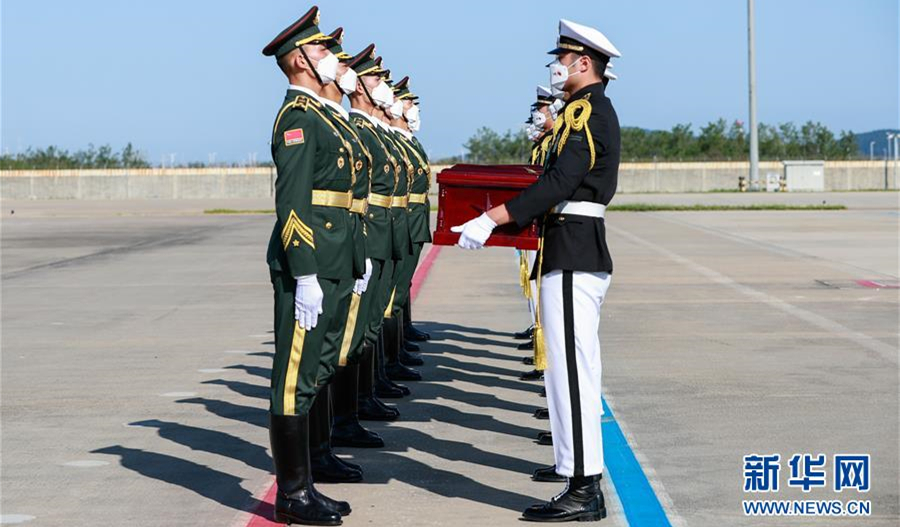 中韩双方交接第七批117位在韩中国人民志愿军烈士遗骸