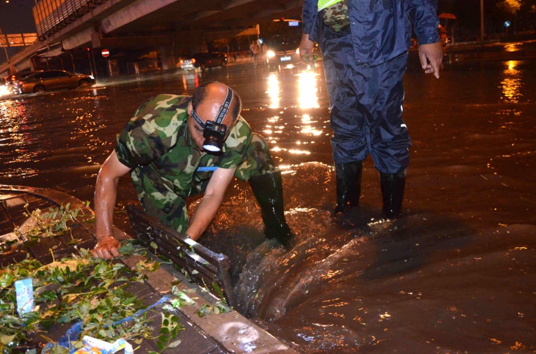 汛期疏通雨水井_副本.jpg